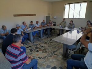 Polícia militar monta gabinete de gestão de crise e intenfica policiamento em áreas de conflito de terra no extremo sul 2 Reuniao entre policia militar representantes do legislativo do executivo municipal do Prado e produtores rurais 1