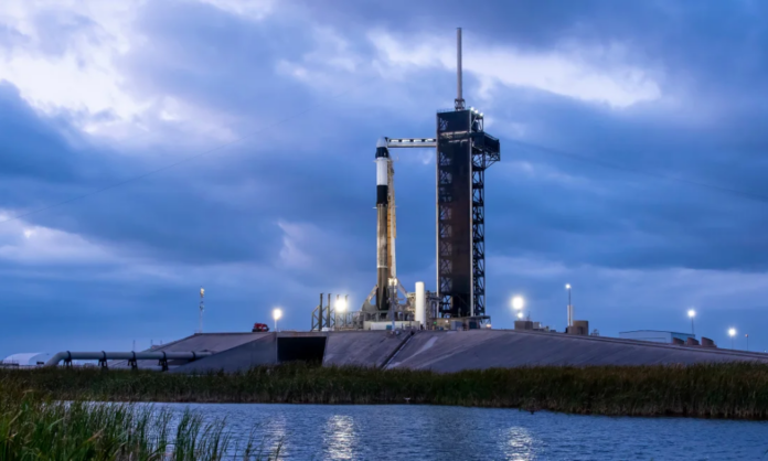 spacex-lanca-primeira-missao-tripulada-para-sobrevoar-polos-terrestres