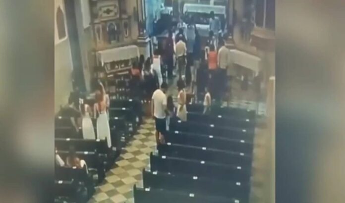 video.-mulheres-sao-flagradas-furtando-bolsa-durante-batizado-na-bahia