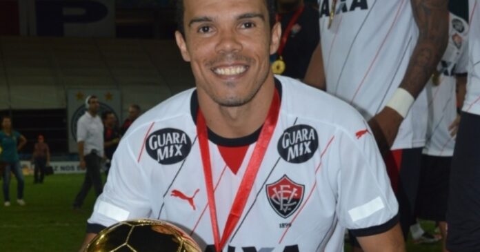 morre-leandro-domingues,-ex-jogador-do-vitoria,-aos-41-anos