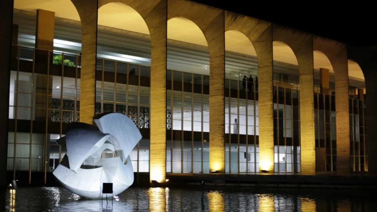 itamaraty-dialoga-com-paraguai-para-reduzir-crise-sobre-espionagem