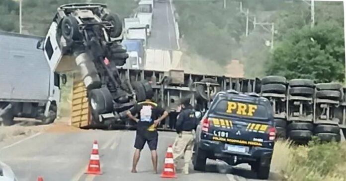 carreta-tomba-em-“l”-e-causa-lentidao-no-trafego-da-br-410,-entre-ribeira-do-pombal-e-tucano