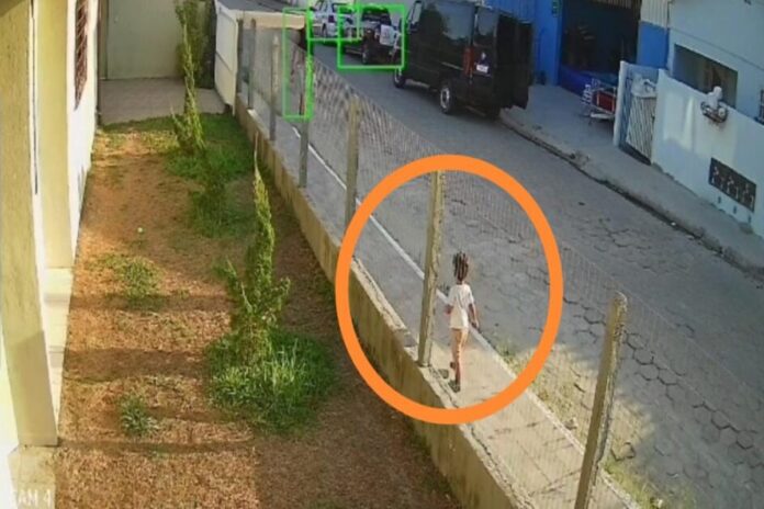 crianca-de-dois-anos-e-flagrada-na-rua-apos-sair-sozinha-de-creche