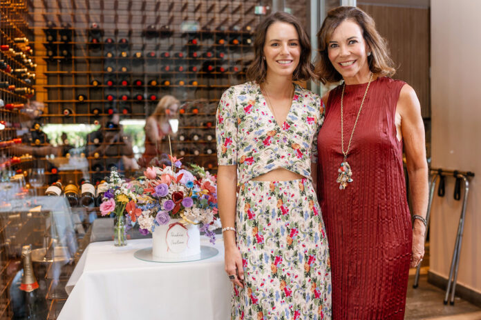 gabriella-constantino-faz-festa-surpresa-para-a-mae,-cristiane-foresti
