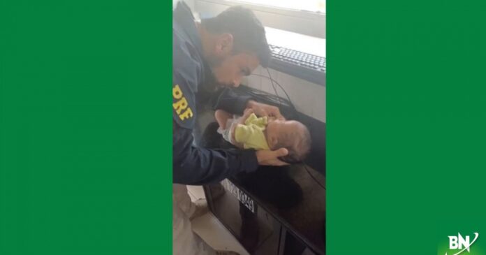 policial-rodoviario-salva-bebe-engasgado-em-feira-de-santana