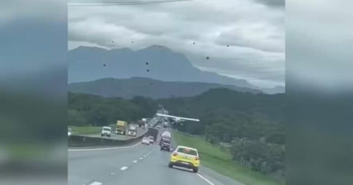 video:-aviao-monomotor-realiza-pouso-de-emergencia-em-rodovia-de-santa-catarina