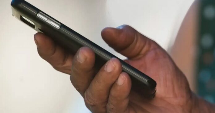 nove-em-cada-dez-brasileiros-tem-acesso-a-telefone-celular