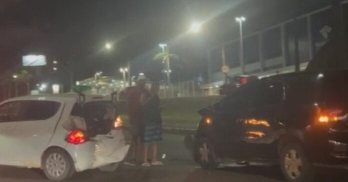 acidente-entre-carros-e-registrado-na-avenida-paralela