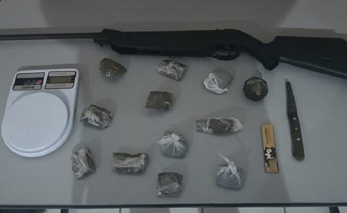 operacao-do-peto-da-44a-cipm-resulta-em-prisao-de-jovem-com-drogas-e-armas