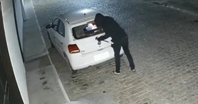 video:-camera-de-monitoramento-mostra-homem-colocando-fogo-no-carro-do-prefeito-de-botupora