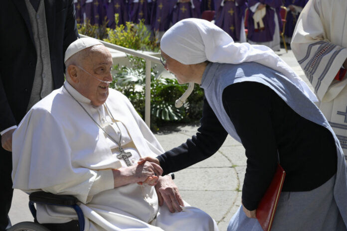 papa-francisco-faz-primeira-aparicao-publica-no-vaticano-apos-ficar-38-dias-internado
