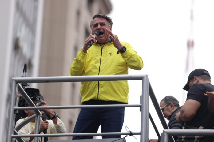 em-ato,-bolsonaro-fala-em-ajuda-internacional-e-tse-“isento”-para-2026