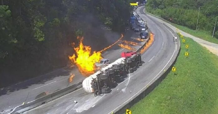 caminhao-tanque-tomba-e-pega-fogo-na-br-101-em-palhoca,-deixando-5-feridos