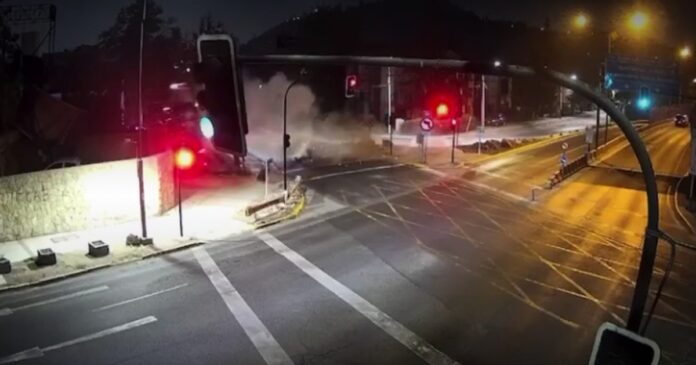 video:-carro-desgovernado-causa-incendio-ao-colidir-com-casa-em-santiago;-veja-momento