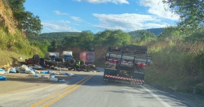 motorista-morre-apos-caminhao-tombar-na-serra-do-mutum;-trecho-ficou-parado-por-3-horas