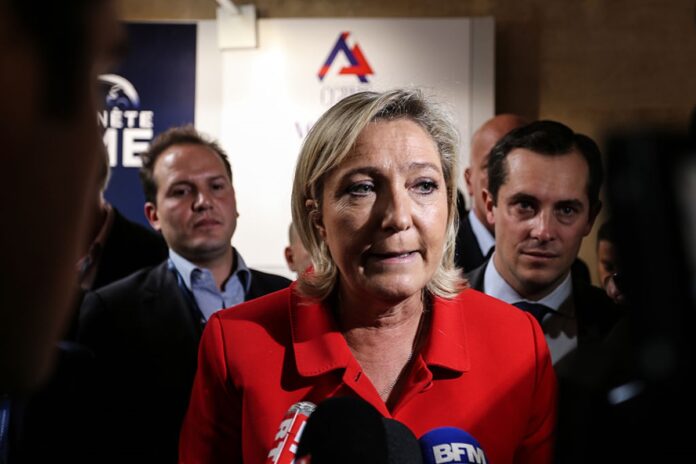 franca:-le-pen-participa-de-comicio-apos-condenacao-e-ataca-justica