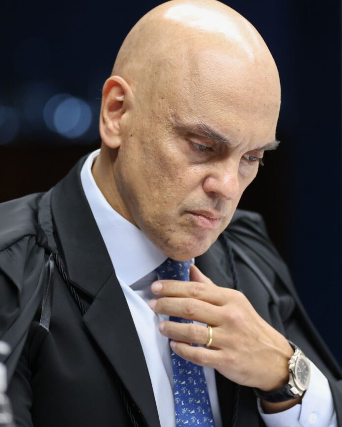 moraes-multa-filipe-martins-em-r$-20-mil-por-post-com-advogado
