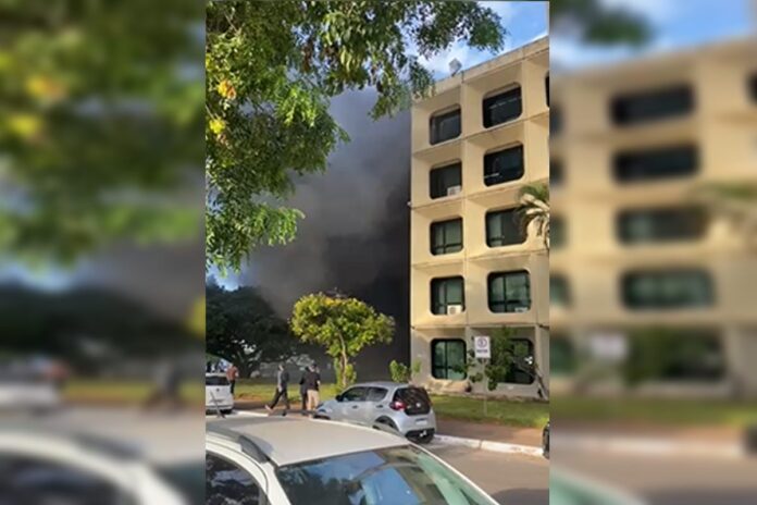 video:-incendio-assusta-servidores,-e-predio-do-mec-e-esvaziado-no-df