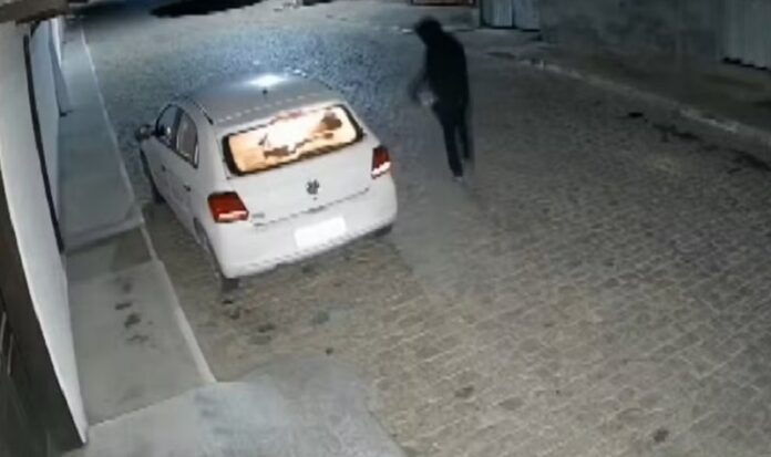 homem-encapuzado-quebra-vidro-de-carro-de-prefeito-com-martelo-e-incendia-veiculo