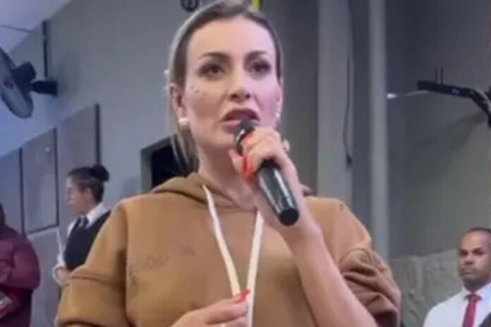 andressa-urach-vai-a-culto-evangelico-e-compartilha-seu-testemunho-de-vida