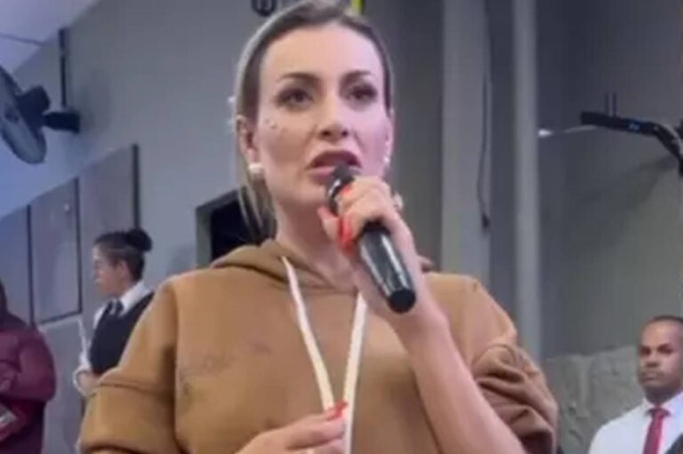 andressa-urach-vai-a-culto-evangelico-e-compartilha-seu-testemunho-de-vida