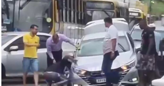 carro-cai-em-buraco-e-deixa-transito-lento-na-avenida-djalma-dutra