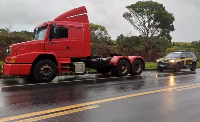 prf-encontra-apenas-cavalo-mecanico-de-carreta-furtada-com-carga-de-papel-da-suzano-na-br-101