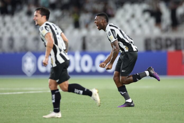 botafogo-marca-no-fim-e-vence-a-primeira-na-libertadores.-veja-os-gols