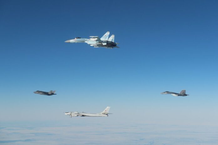 video:-avioes-de-guerra-dos-eua-e-da-russia-quase-colidem-no-alasca