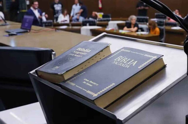 camara-municipal-de-bh-aprova-o-uso-da-biblia-como-material-complementar-nas-escolas
