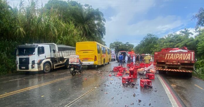 video:-tres-trabalhadores-morrem-em-colisao-de-caminhoes-na-br-415,-entre-itabuna-e-ilheus