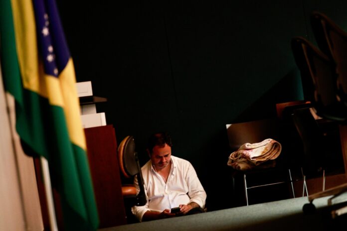 alvo-de-cassacao,-glauber-braga-passa-a-noite-no-chao-da-camara;-veja