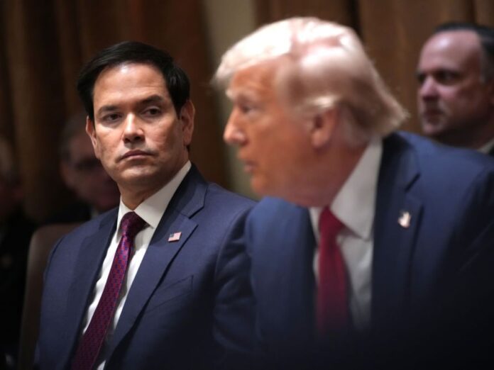 “ninguem-tem-direito-a-visto-de-estudante”,-diz-secretario-de-trump