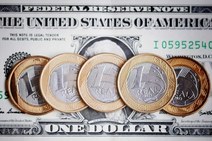 trump-volta-a-chacoalhar-mercados:-dolar-sobe-a-r$-5,89-e-bolsa-afunda