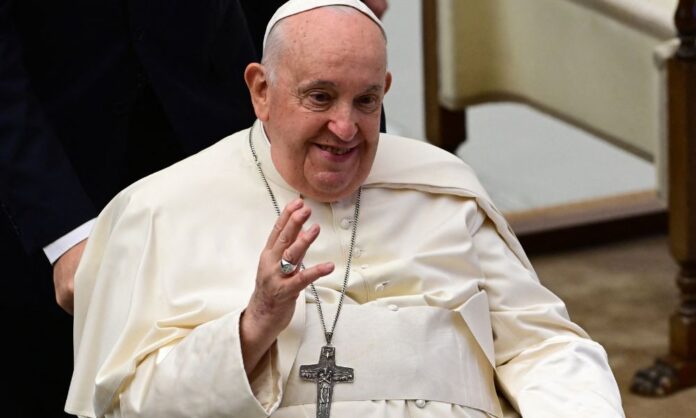papa-francisco-faz-visita-surpresa-a-basilica-de-sao-pedro-depois-de-encontrar-charles-iii