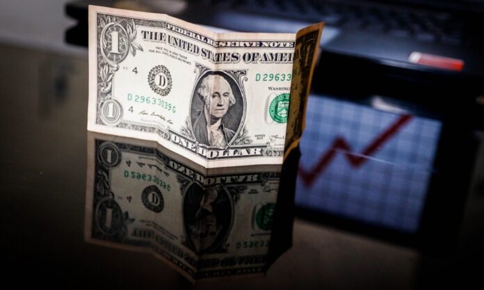 dolar-se-aproxima-de-r$-5,90-com-embate-tarifario-entre-eua-e-china-no-radar