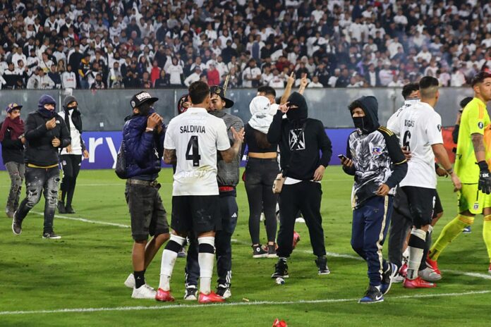 libertadores:-torcida-chilena-invadiu-campo-apos-morte-fora-do-estadio