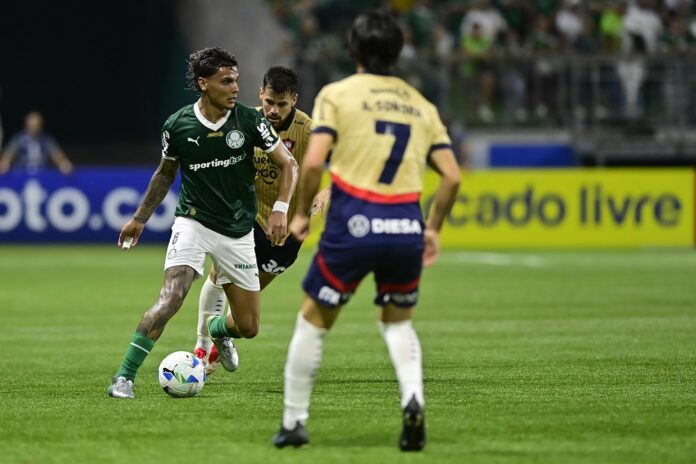 conmebol-investiga-caso-de-torcedor-do-palmeiras-que-imitou-indio-em-jogo-da-libertadores