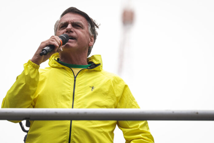 video:-bolsonaro-e-levado-em-helicoptero-cedido-por-governadora-do-pt