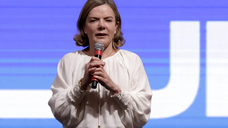 gleisi-fala-em-‘crise-institucional’-se-camara-pautar-anistia