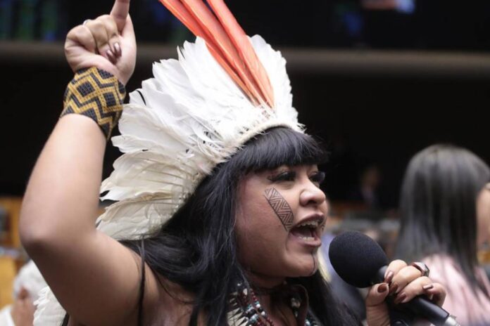 gas-contra-deputada-em-ato-indigena:-mpdft-pede-investigacao-ao-mpf