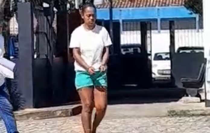mulher-e-presa-em-teixeira-de-freitas-por-mandado-de-prisao-expedido-no-rio-de-janeiro