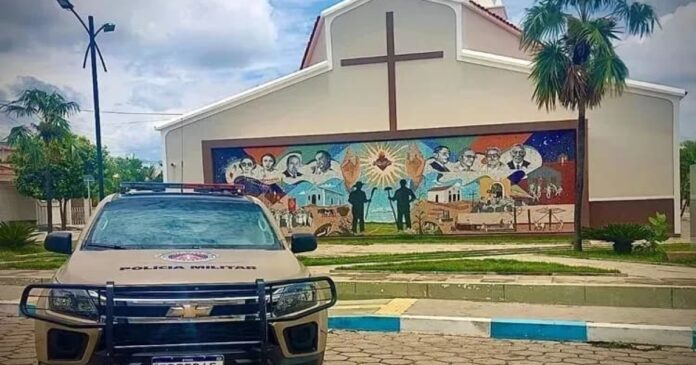 homem-e-conduzido-por-policiais-apos-tentativa-de-roubo-no-interior-da-bahia