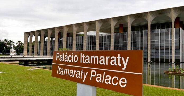 apos-sugerir-“descer-o-cacete-em-indigenas”,-servidor-do-itamaraty-e-afastado