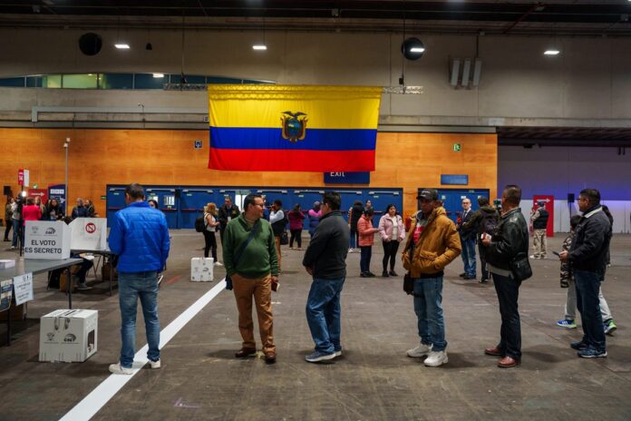 em-eleicao-acirrada,-equador-escolhe-novo-presidente-neste-domingo