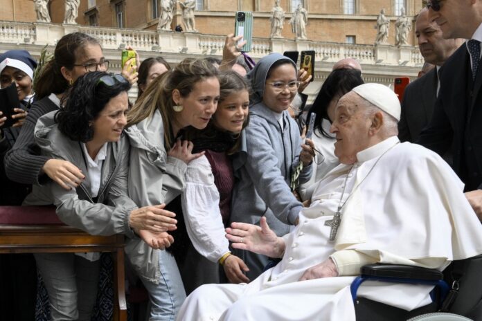 papa-francisco-faz-aparicao-surpresa-na-missa-do-domingo-de-ramos