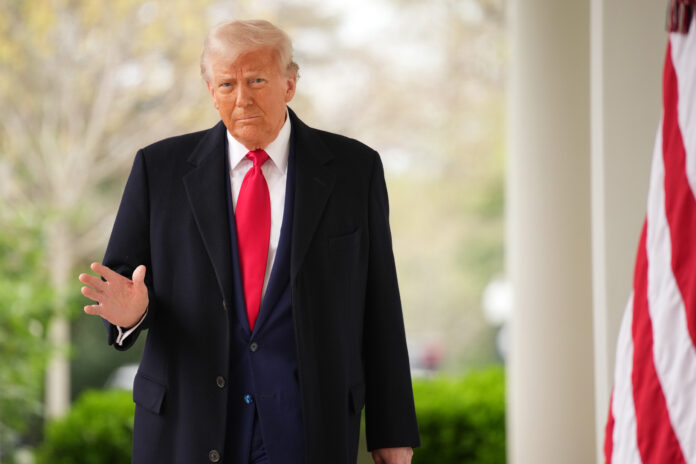 trump-nega-recuo-em-tarifas:-“nao-houve-excecao,-ninguem-foi-liberado”