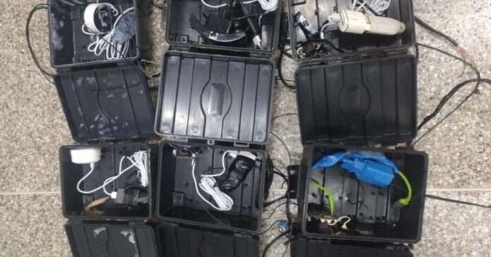 pm-apreende-cameras-clandestinas-usadas-por-trafico-no-alto-da-terezinha,-em-salvador