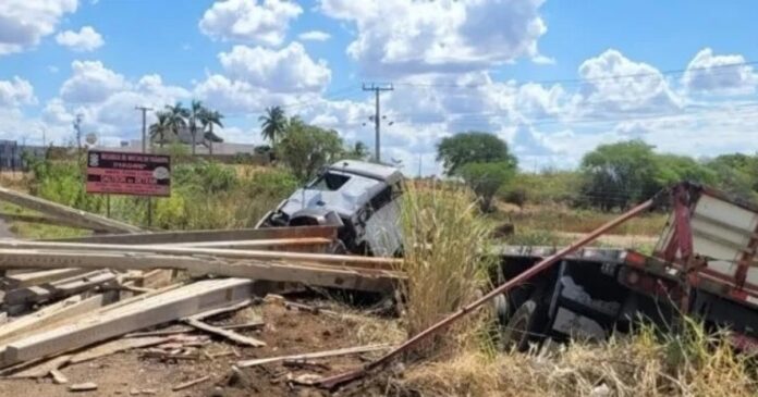 carreta-tomba-em-trecho-de-guanambi-e-carga-de-postes-fica-espalhada