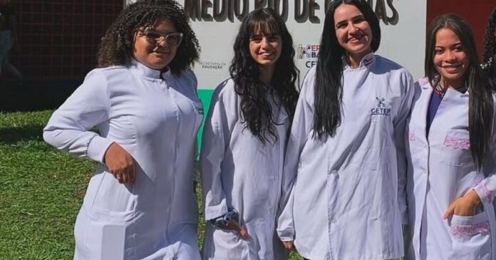 alunas-de-colegio-no-interior-baiano-criam-shampoo-contra-caspa-a-base-de-babosa-e-jua